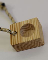 Mono dito in legno con il cordino, il buco visto di tre quarti