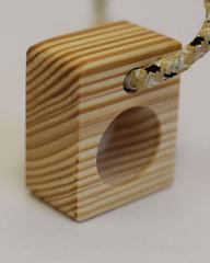 Mono dito in legno con la venatura a righe e il cordino