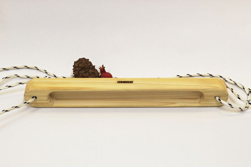 40 cm wooden hangboard with its cord, front view