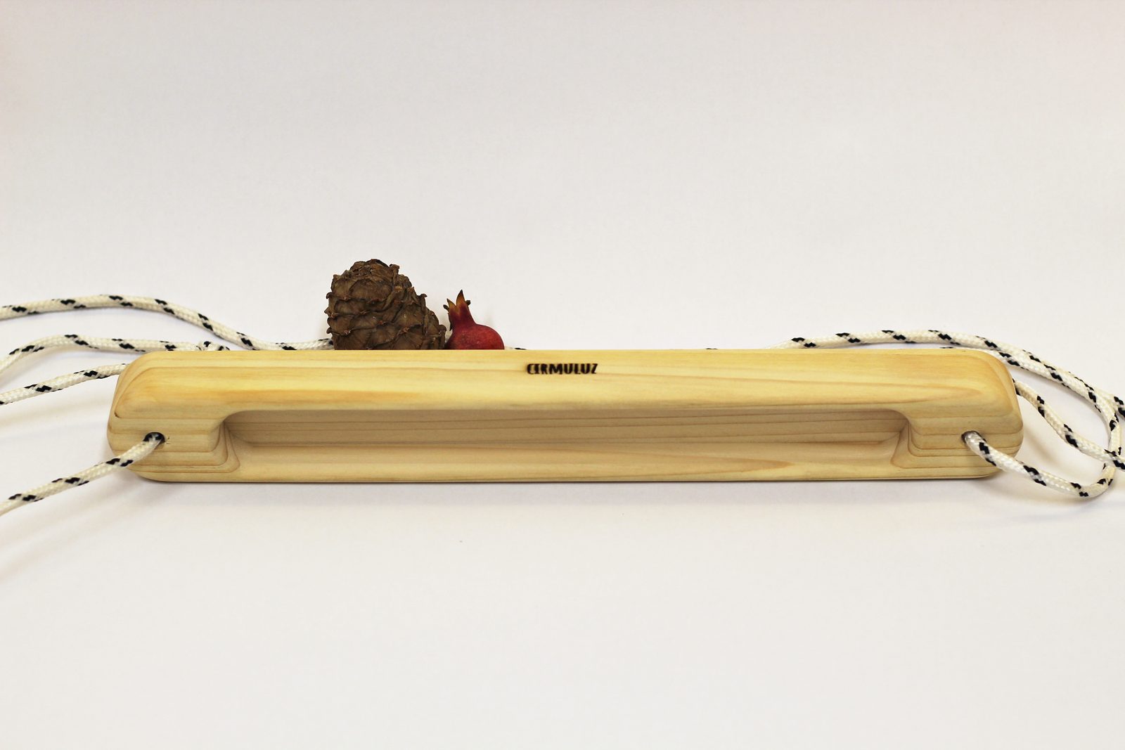 Travetto 40 cm in legno con il cordino, visto di fronte