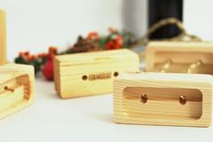 Primo piano della tasca del travetto mini e dei fori per il cordino